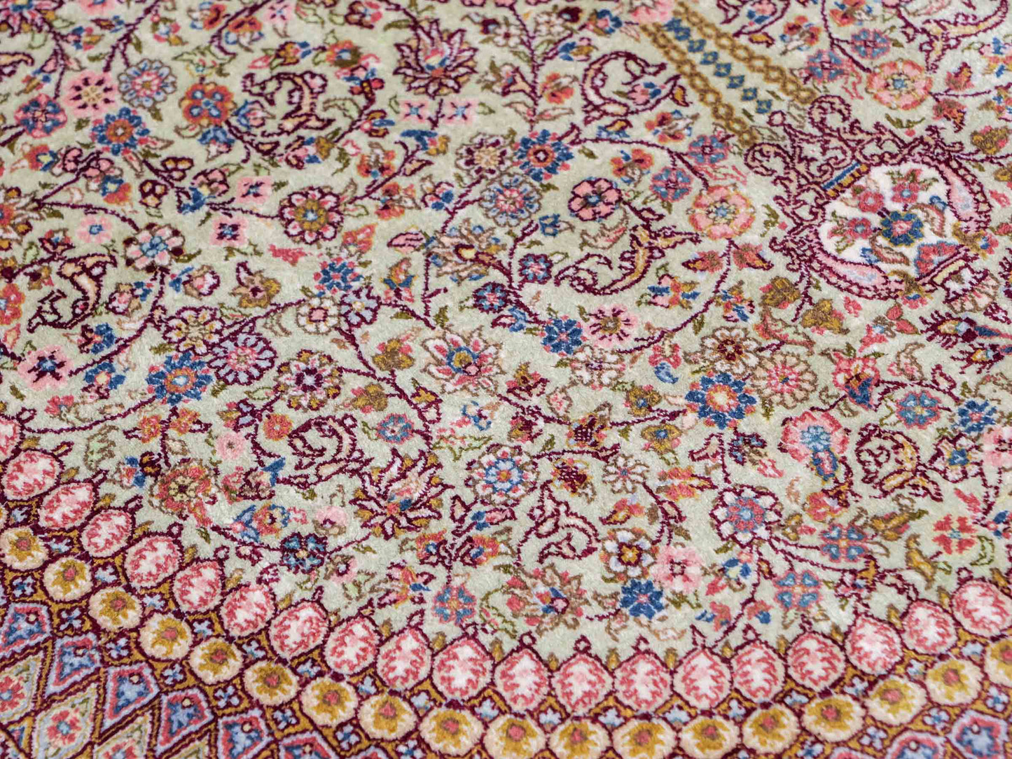 Extrem feiner, handgeknüpfter Khademi Nain Orientteppich aus Seide, gold, creme, blau. 154x94 cm. Vertrieb durch Jupiter Intl.