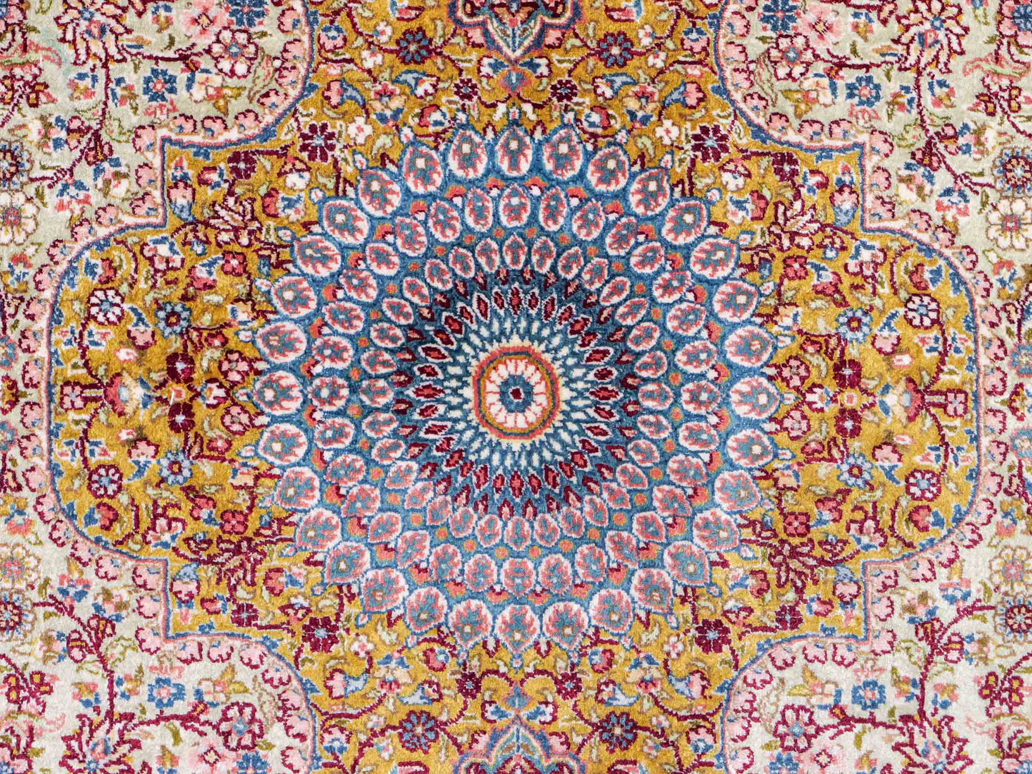 Extrem feiner, handgeknüpfter Khademi Nain Orientteppich aus Seide, gold, creme, blau. 154x94 cm. Vertrieb durch Jupiter Intl.