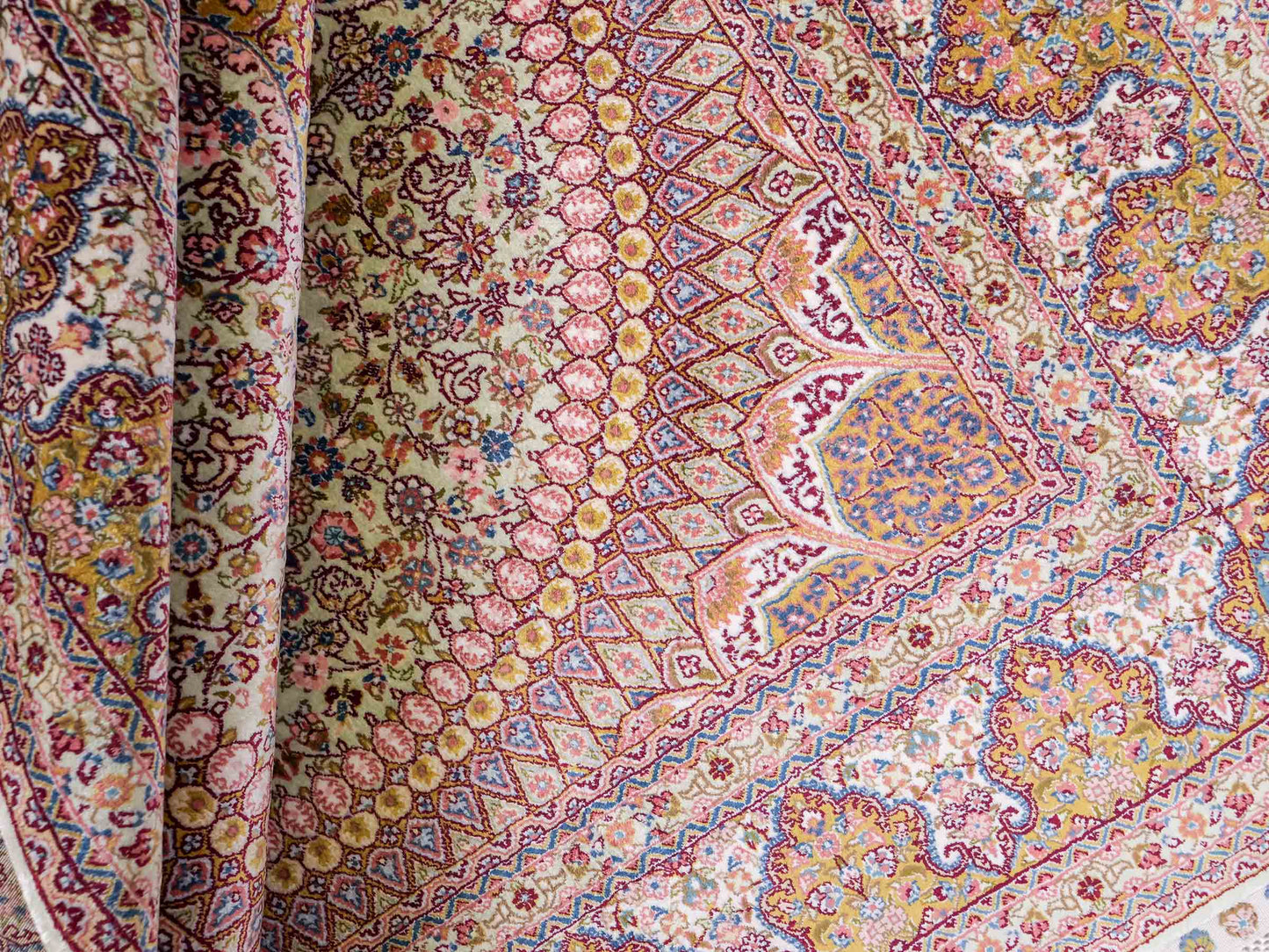 Extrem feiner, handgeknüpfter Khademi Nain Orientteppich aus Seide, gold, creme, blau. 154x94 cm. Vertrieb durch Jupiter Intl.