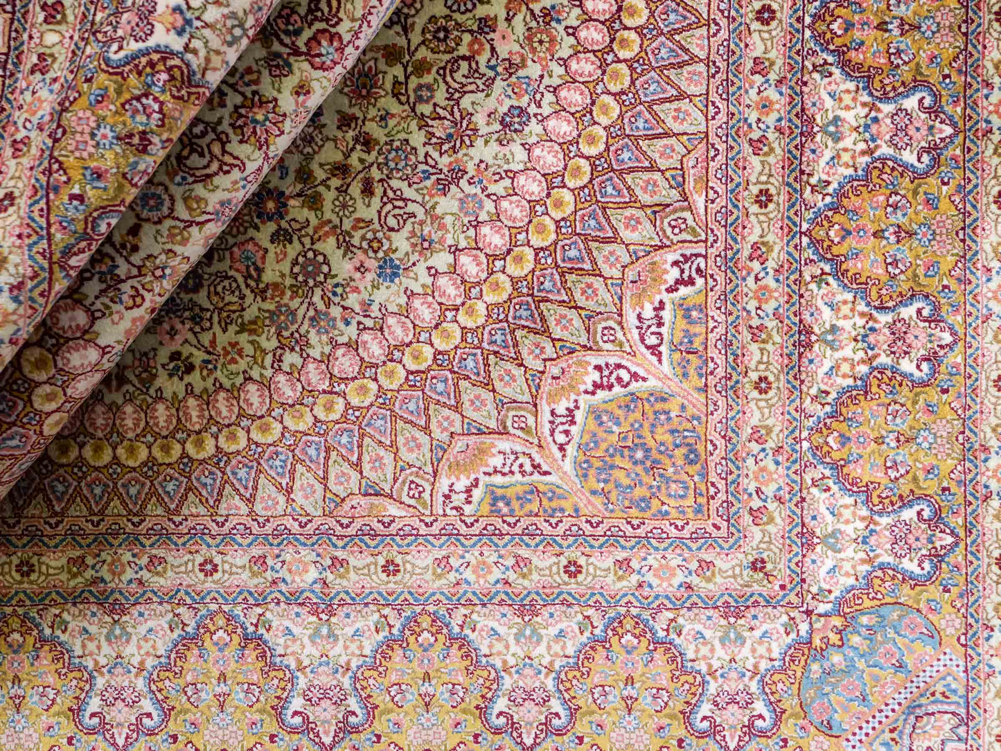 Extrem feiner, handgeknüpfter Khademi Nain Orientteppich aus Seide, gold, creme, blau. 154x94 cm. Vertrieb durch Jupiter Intl.