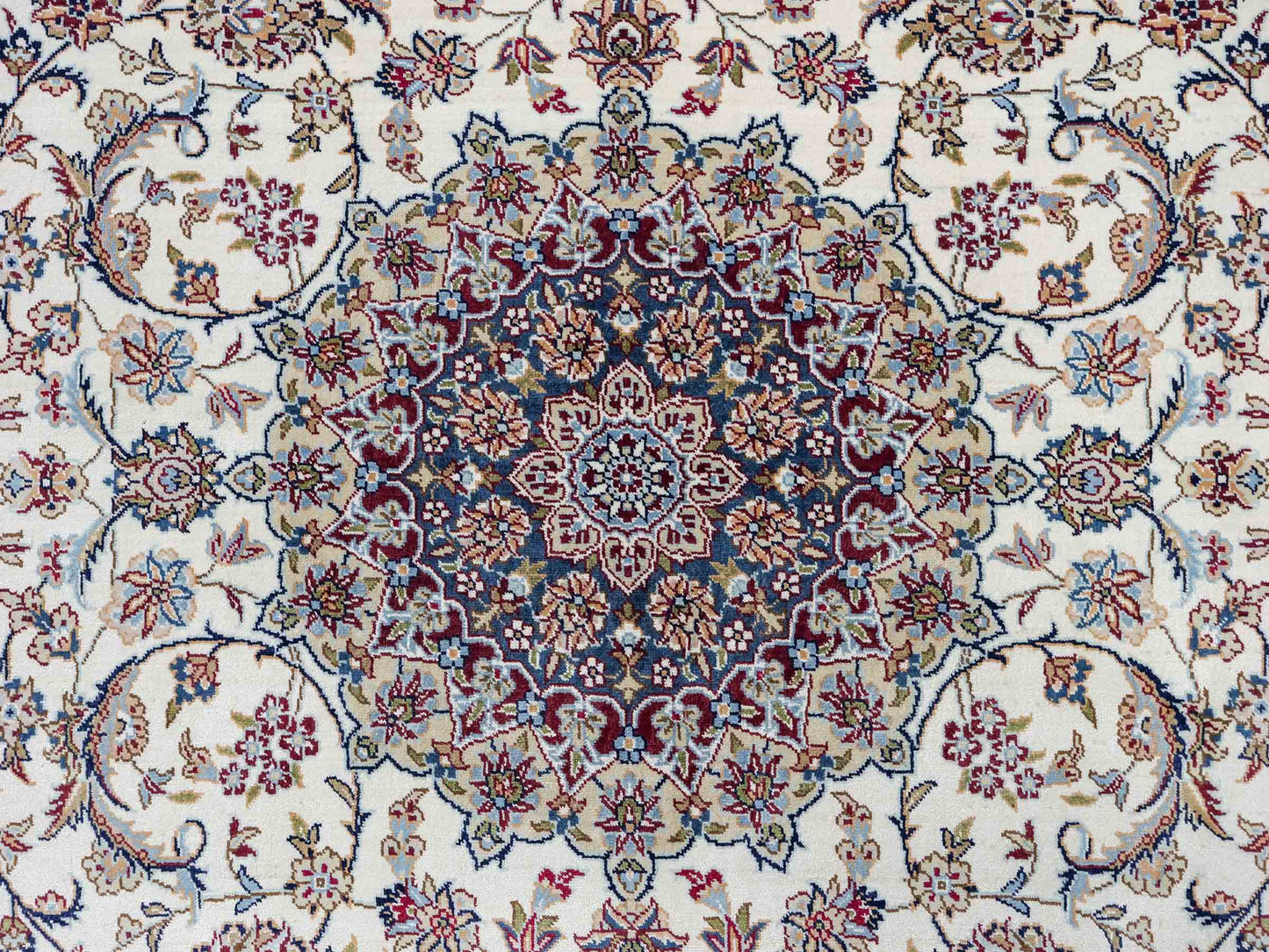 Sehr feiner, handgeknüpfter Khademi Nain Orientteppich aus Seide, weiß, creme. 154x95 cm. Vertrieb durch Jupiter Inl.
