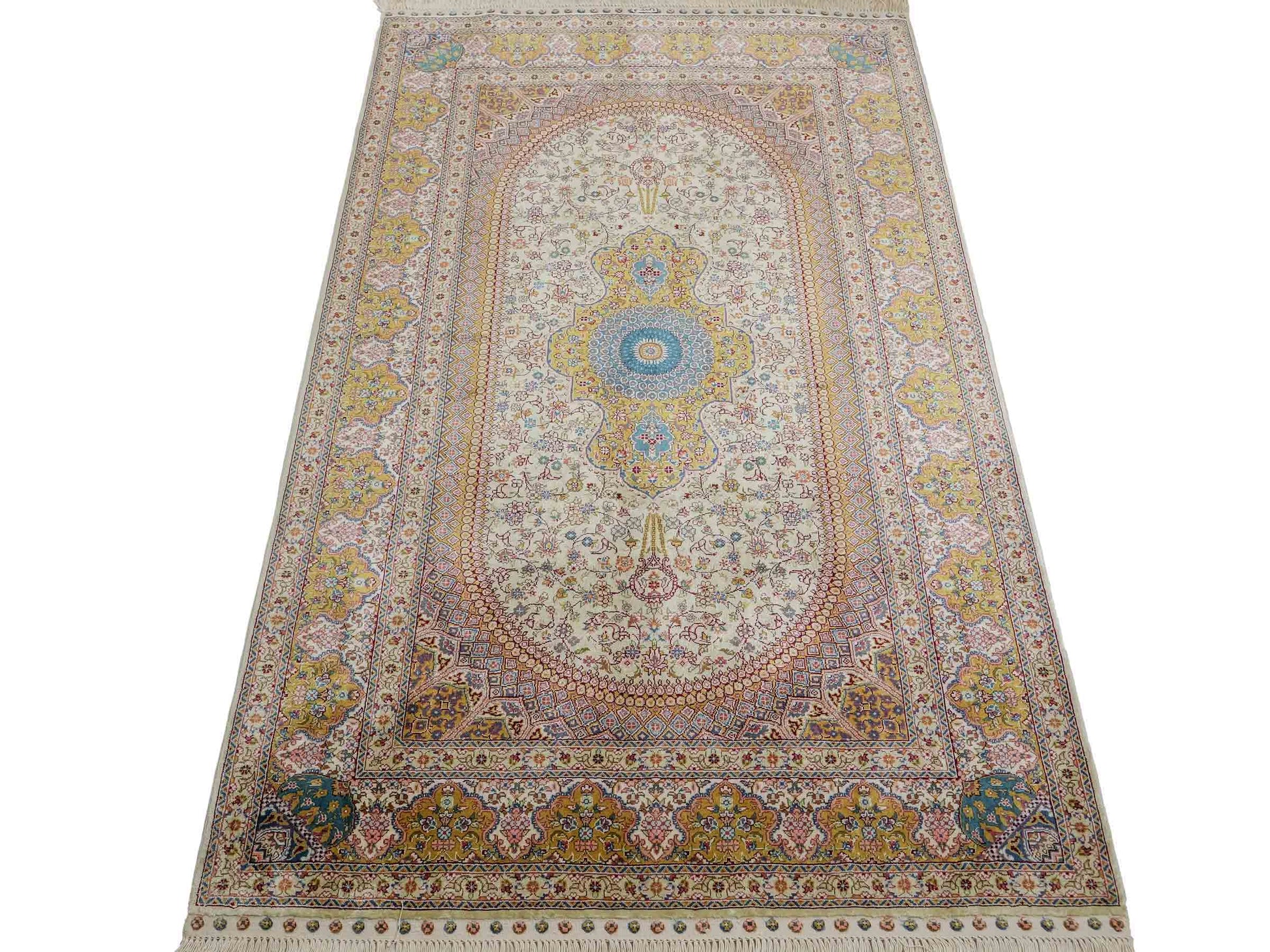 Sehr feiner, handgeknüpfter Khademi Orientteppich mit Nain Design aus Seide, gold, creme, blau. 154x95 cm. Vertrieb durch Jupiter Intl.