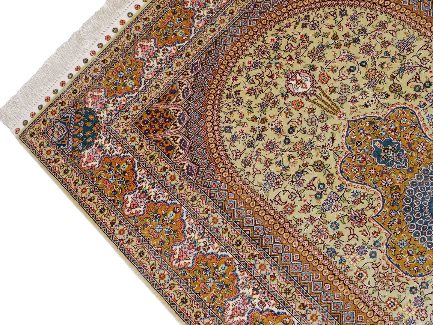 Sehr feiner, handgeknüpfter Khademi Orientteppich mit Nain Design aus Seide, gold, beige, creme. 155x95 cm. Vertrieb durch Jupiter Intl.