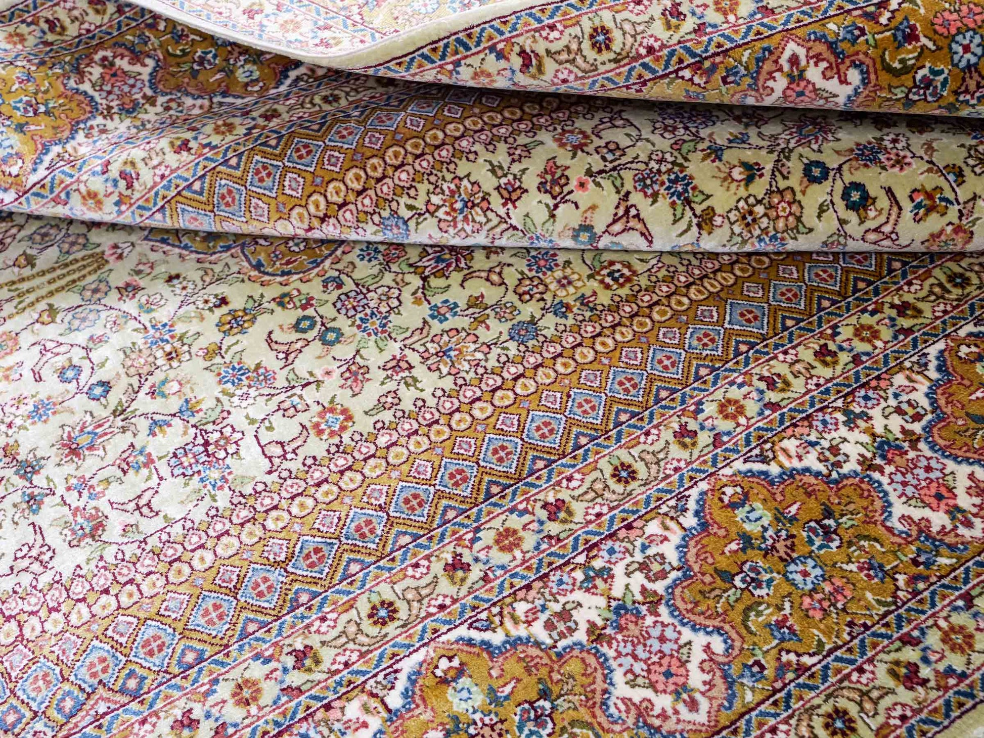 Sehr feiner, handgeknüpfter Khademi Orientteppich mit Nain Design aus Seide, gold, beige, creme. 155x95 cm. Vertrieb durch Jupiter Intl.