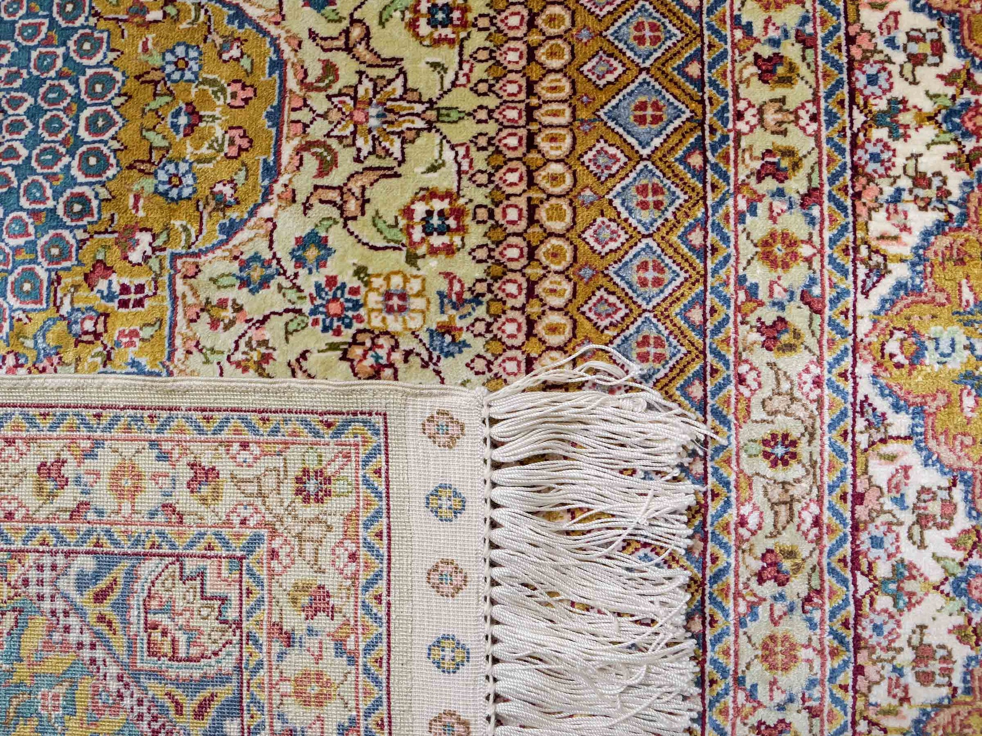 Sehr feiner, handgeknüpfter Khademi Orientteppich mit Nain Design aus Seide, gold, beige, creme. 155x95 cm. Vertrieb durch Jupiter Intl.