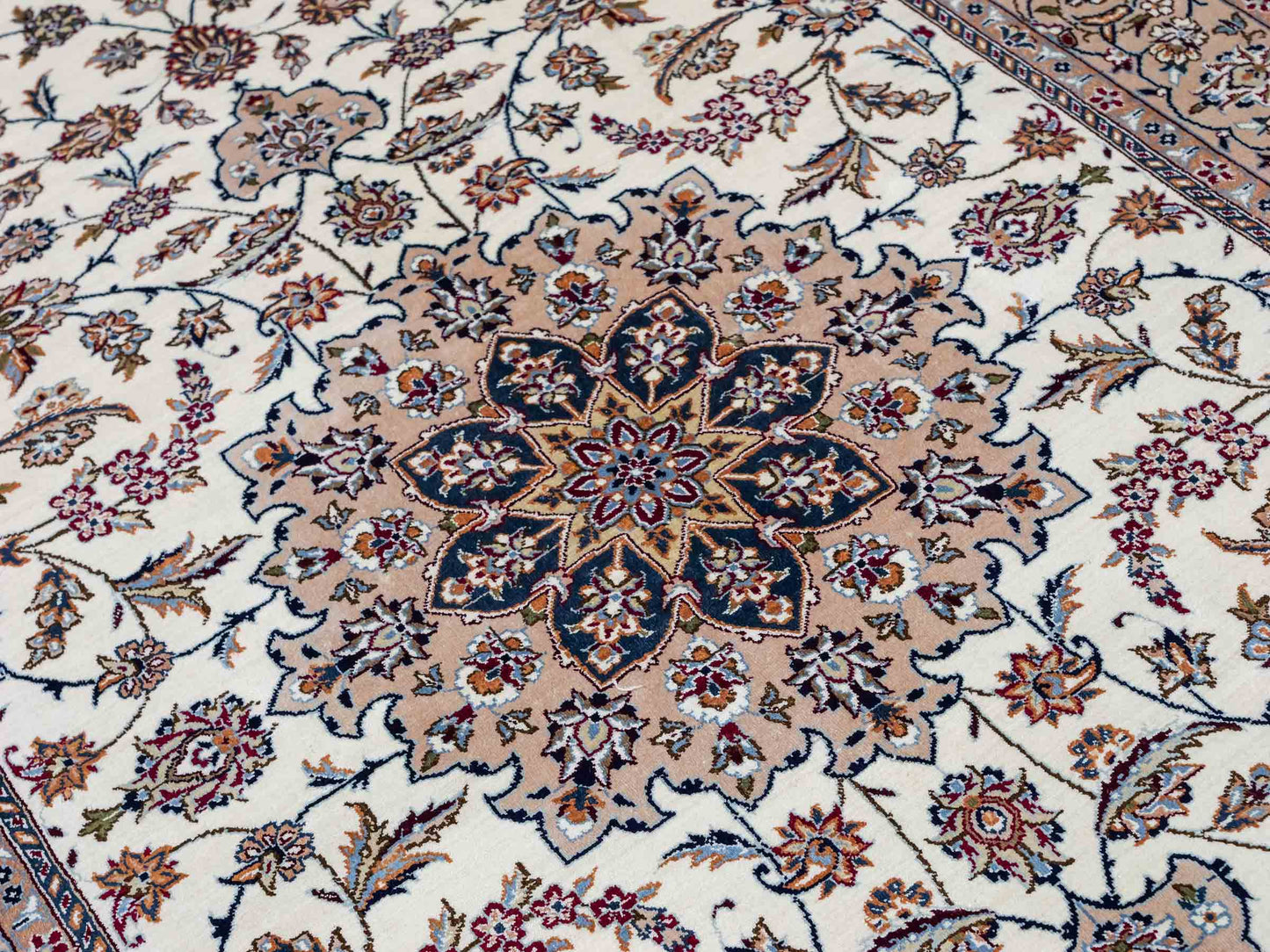 Sehr feiner, handgeknüpfter Khademi Nain Orientteppich aus Seide, creme, weiß. 156x95 cm. Vertrieb durch Jupiter Intl.