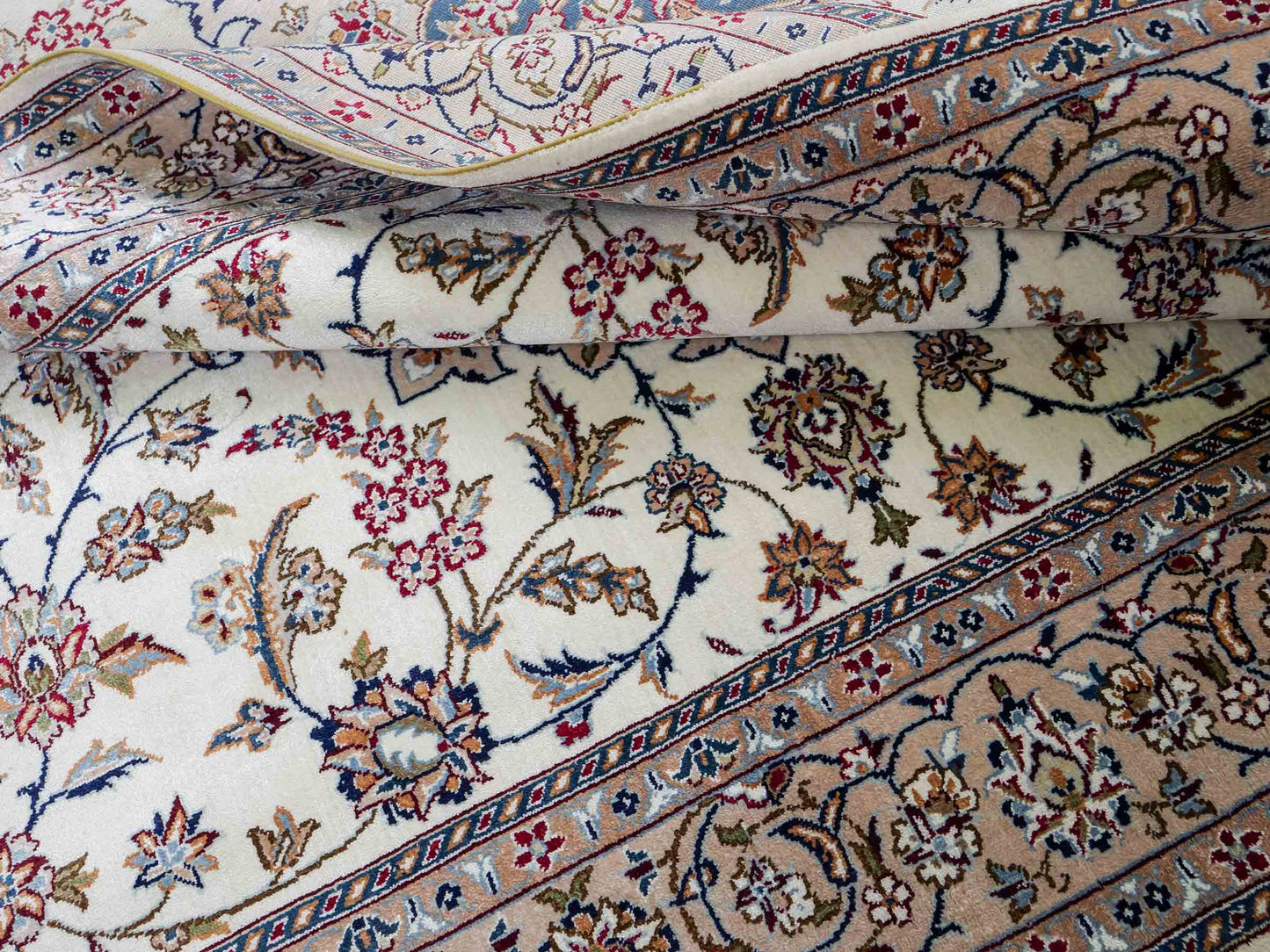 Sehr feiner, handgeknüpfter Khademi Nain Orientteppich aus Seide, creme, weiß. 156x95 cm. Vertrieb durch Jupiter Intl.