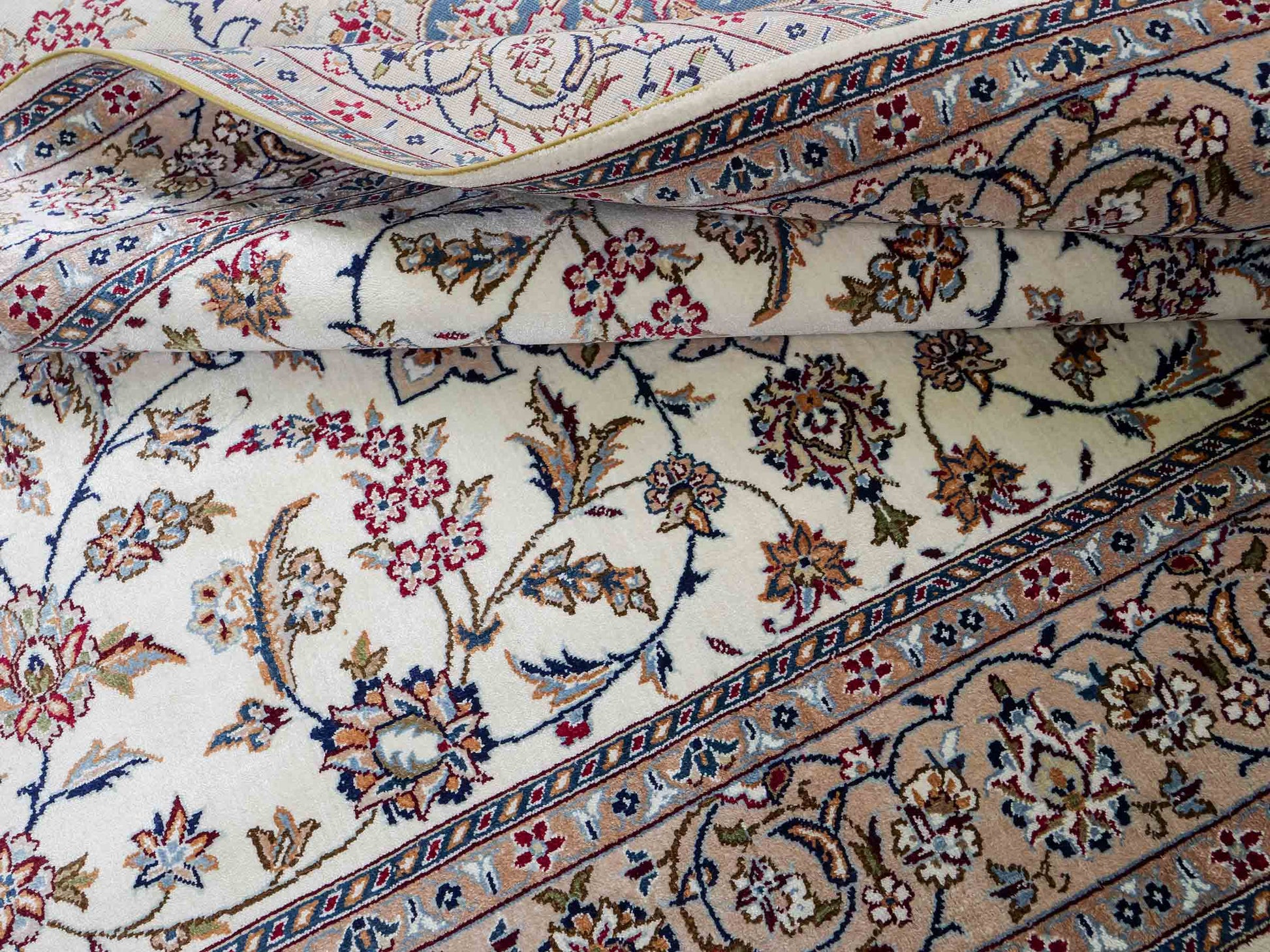 Sehr feiner, handgeknüpfter Khademi Nain Orientteppich aus Seide, creme, weiß. 156x95 cm. Vertrieb durch Jupiter Intl.