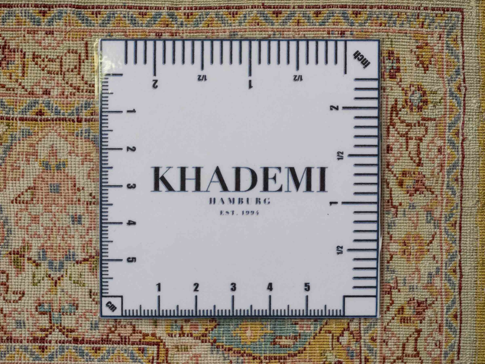 Extrem feiner, handgeknüpfter Khademi Orientteppich mit Nain Design aus purer Seide, gold, creme, blau. 93x62 cm. Vertrieb durch Jupiter Intl.