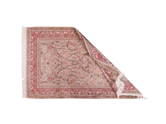 Handgeknüpfter Sino Hereke Seidenteppich von Khademi aus Seide, cremeweiß, rot. Chinesischer Teppich, durchgemustert. Orientteppich, von Hand geknüpft in China. Größe: 154 cm x 98 cm. Teppichnummer: DB3-1002. Verkauf durch Jupiter Intl.