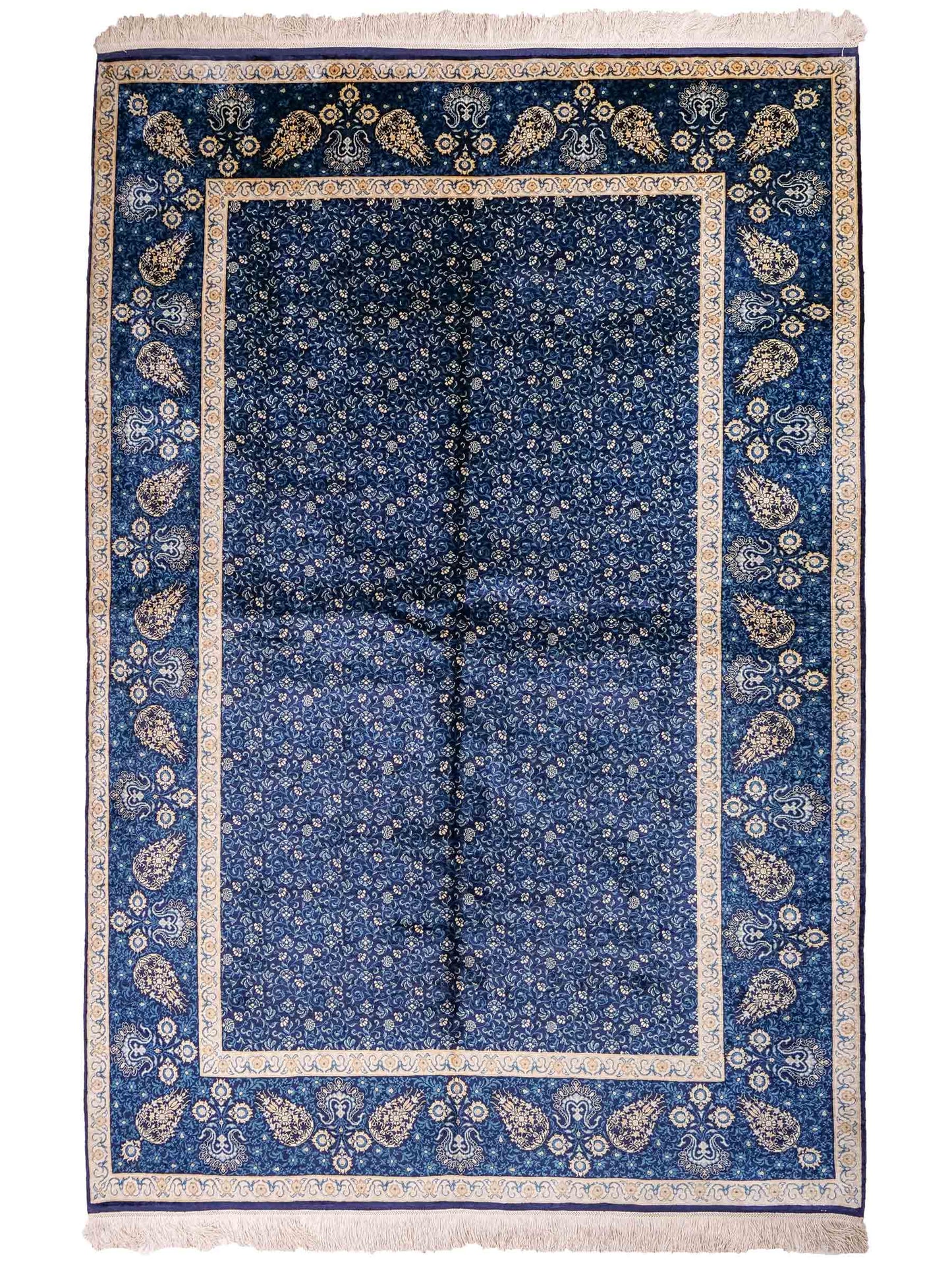 Sehr feiner, handgeknüpfter Sino Hereke Seidenteppich aus reiner Seide mit Allover-Muster von Khademi. Größe: 220 x 147 cm. Farbe: Blau. RB3-5491. Ursprung: China. Verkauf durch JUPITER Intl.