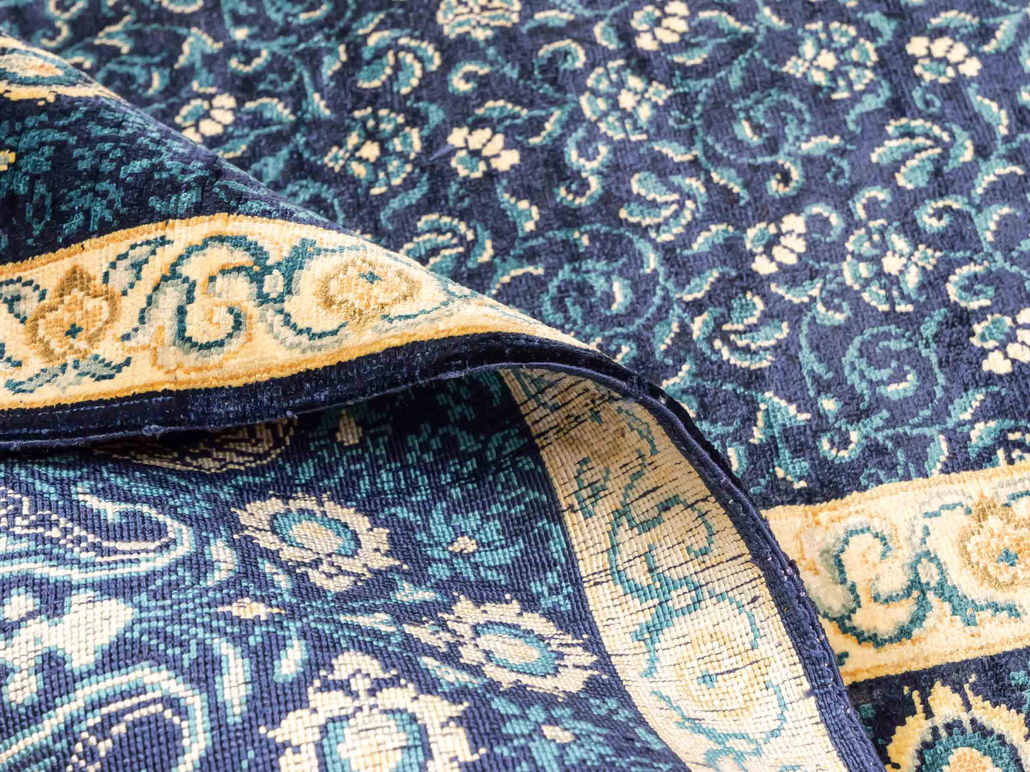 Sehr feiner, handgeknüpfter Sino Hereke Seidenteppich aus reiner Seide mit Allover-Muster von Khademi. Größe: 220 x 147 cm. Farbe: Blau. RB3-5491. Ursprung: China. Verkauf durch JUPITER Intl.