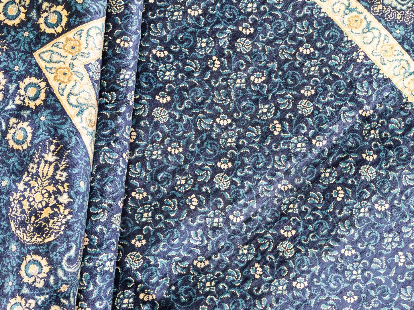 Sehr feiner, handgeknüpfter Sino Hereke Seidenteppich aus reiner Seide mit Allover-Muster von Khademi. Größe: 220 x 147 cm. Farbe: Blau. RB3-5491. Ursprung: China. Verkauf durch JUPITER Intl.