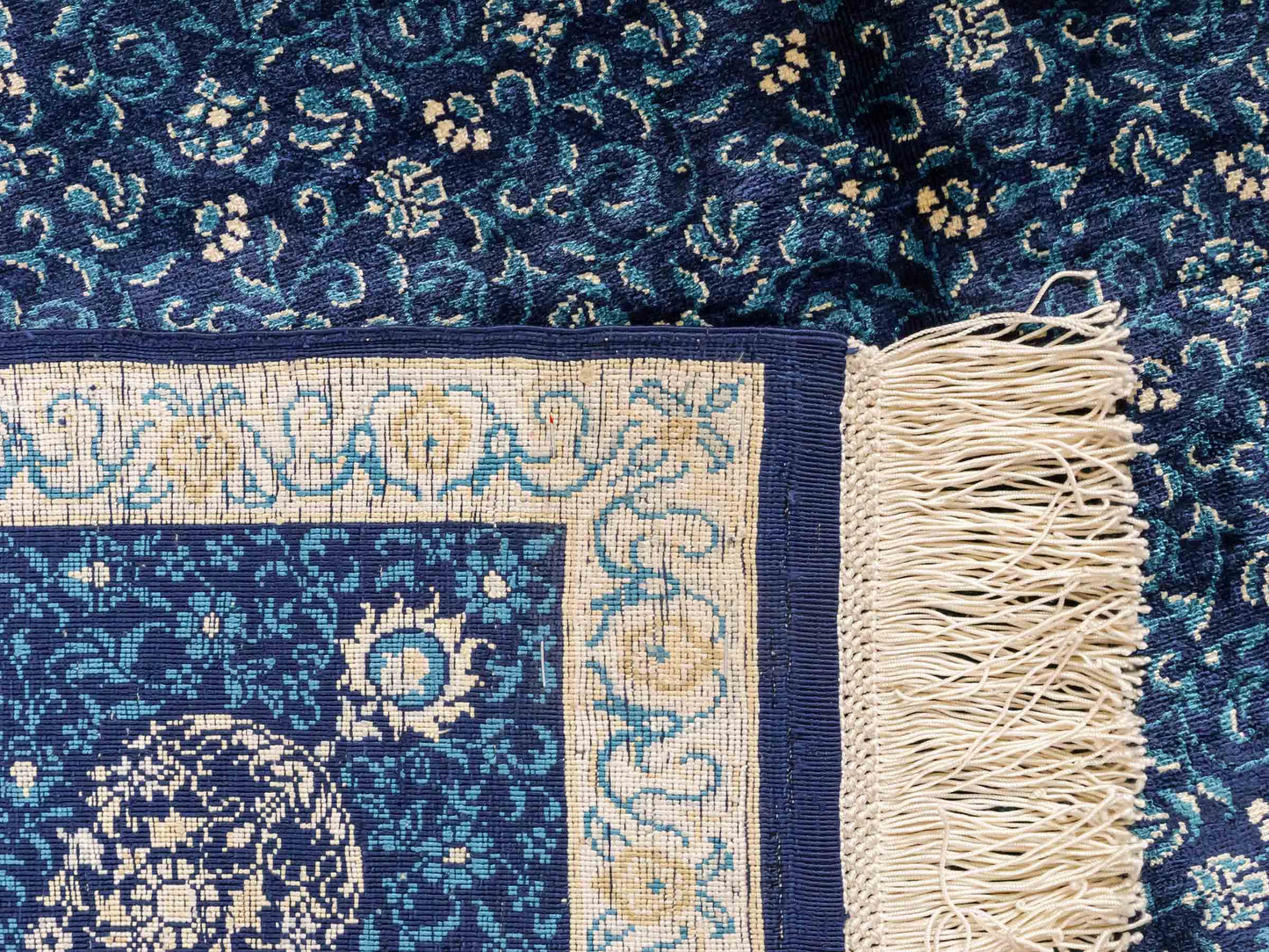 Sehr feiner, handgeknüpfter Sino Hereke Seidenteppich aus reiner Seide mit Allover-Muster von Khademi. Größe: 220 x 147 cm. Farbe: Blau. RB3-5491. Ursprung: China. Verkauf durch JUPITER Intl.