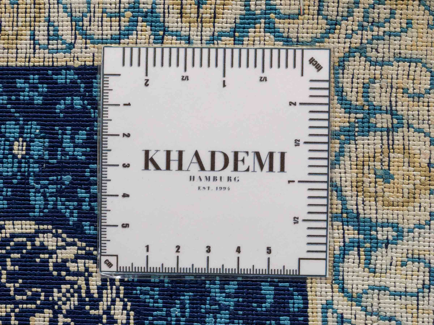 Sehr feiner, handgeknüpfter Sino Hereke Seidenteppich aus reiner Seide mit Allover-Muster von Khademi. Größe: 220 x 147 cm. Farbe: Blau. RB3-5491. Ursprung: China. Verkauf durch JUPITER Intl.