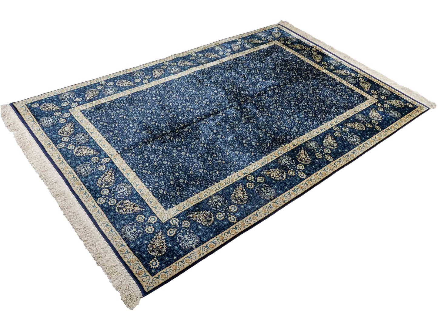 Sehr feiner, handgeknüpfter Sino Hereke Seidenteppich aus reiner Seide mit Allover-Muster von Khademi. Größe: 220 x 147 cm. Farbe: Blau. RB3-5491. Ursprung: China. Verkauf durch JUPITER Intl.