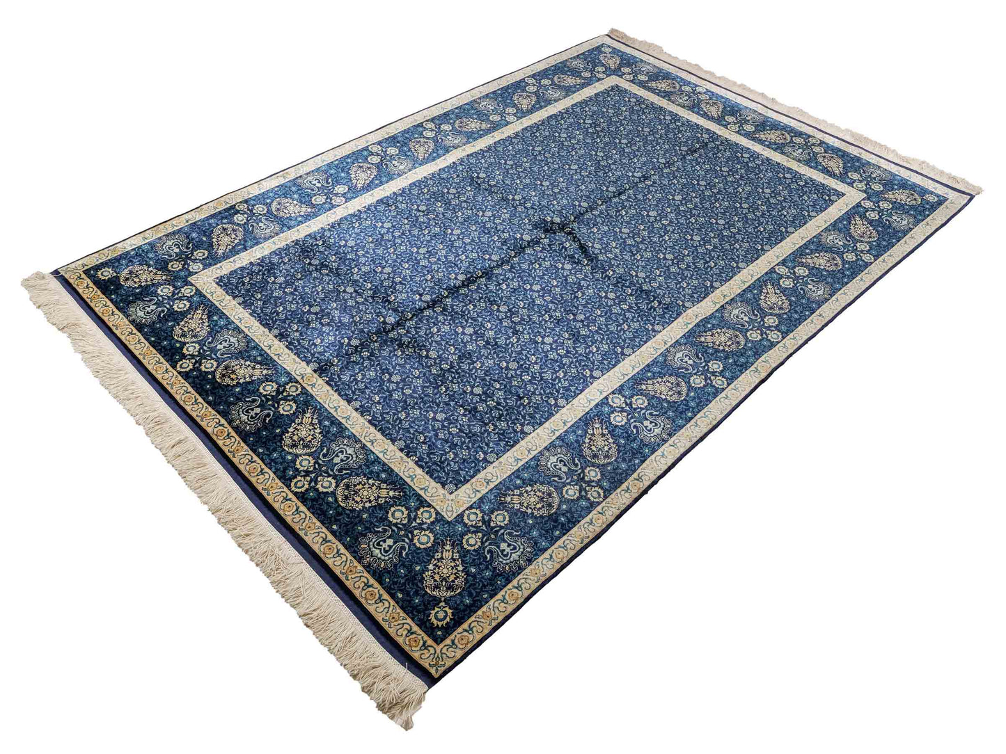 Sehr feiner, handgeknüpfter Sino Hereke Seidenteppich aus reiner Seide mit Allover-Muster von Khademi. Größe: 220 x 147 cm. Farbe: Blau. RB3-5491. Ursprung: China. Verkauf durch JUPITER Intl.