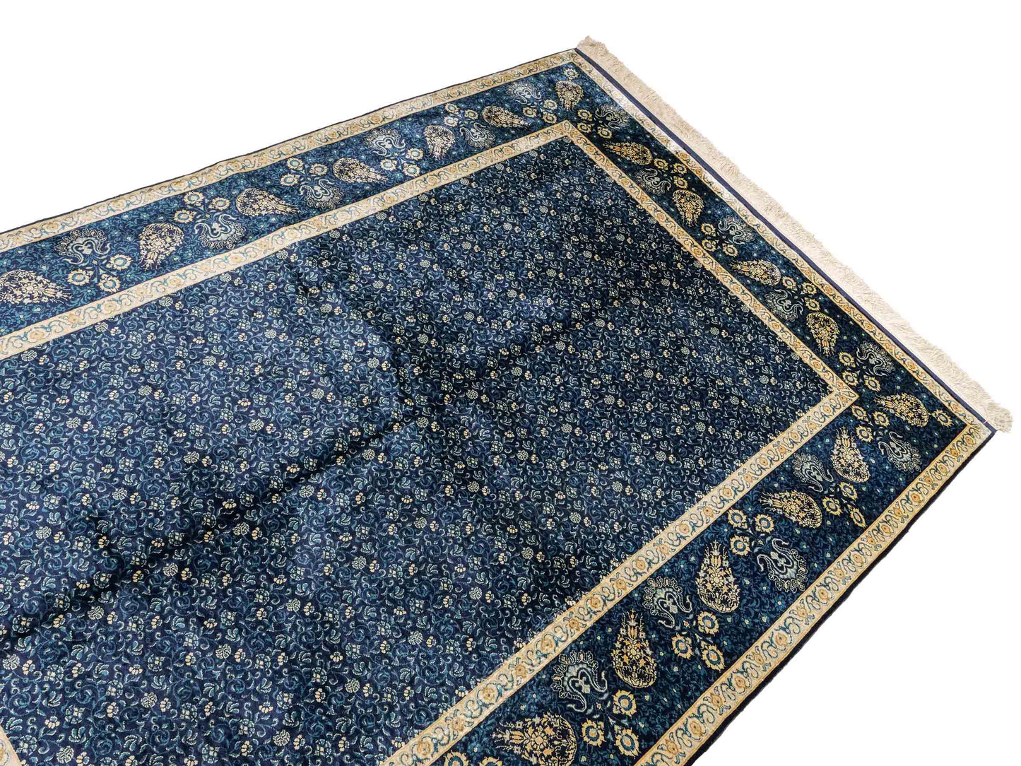 Sehr feiner, handgeknüpfter Sino Hereke Seidenteppich aus reiner Seide mit Allover-Muster von Khademi. Größe: 220 x 147 cm. Farbe: Blau. RB3-5491. Ursprung: China. Verkauf durch JUPITER Intl.