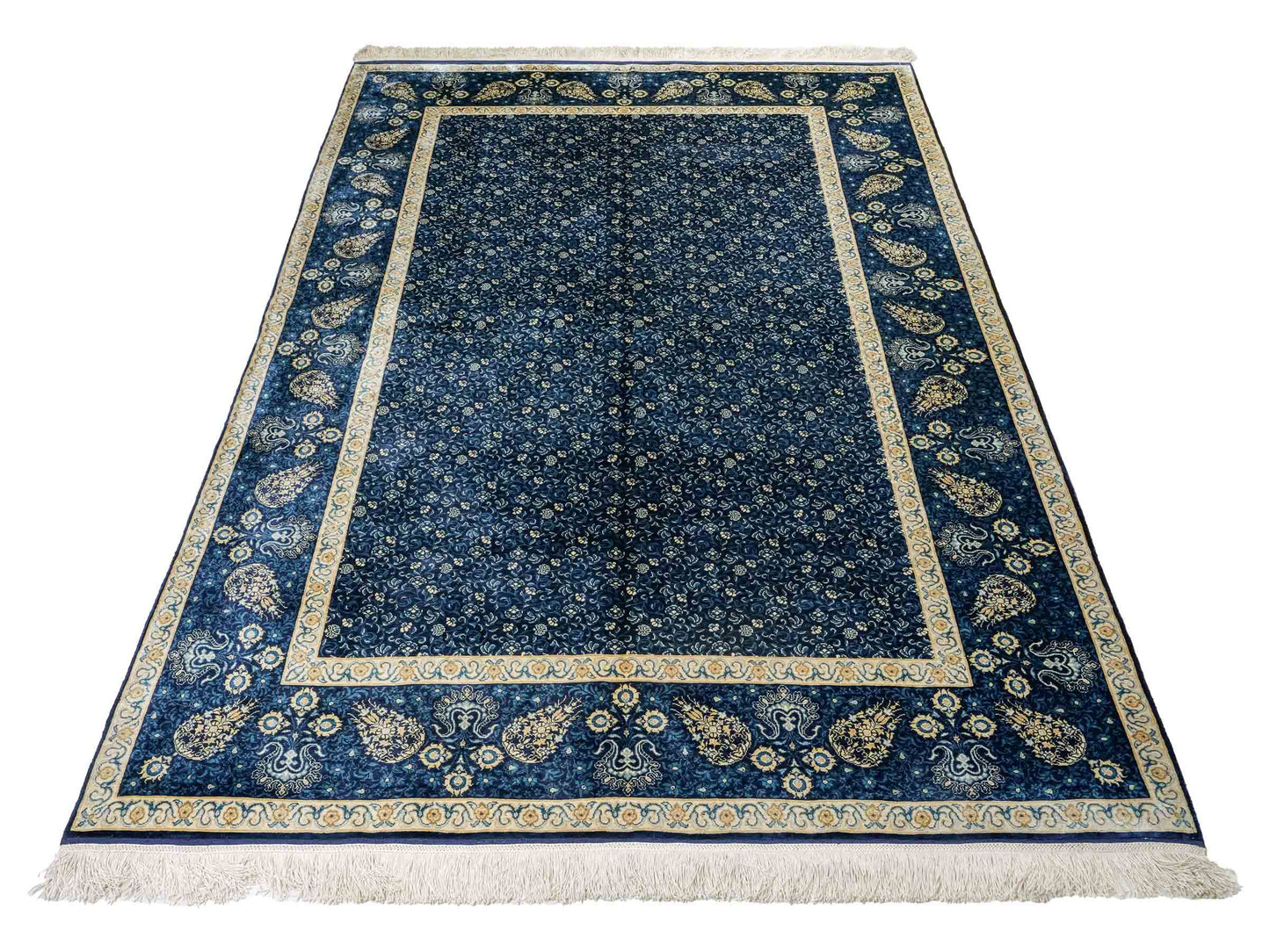 Sehr feiner, handgeknüpfter Sino Hereke Seidenteppich aus reiner Seide mit Allover-Muster von Khademi. Größe: 220 x 147 cm. Farbe: Blau. RB3-5491. Ursprung: China. Verkauf durch JUPITER Intl.