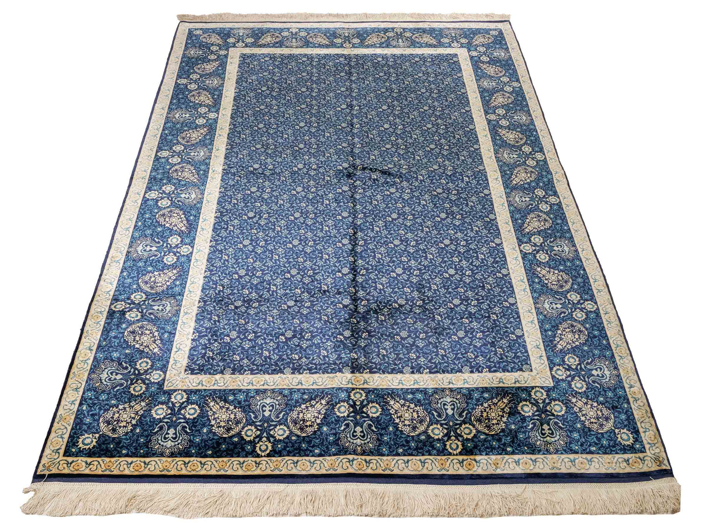 Sehr feiner, handgeknüpfter Sino Hereke Seidenteppich aus reiner Seide mit Allover-Muster von Khademi. Größe: 220 x 147 cm. Farbe: Blau. RB3-5491. Ursprung: China. Verkauf durch JUPITER Intl.