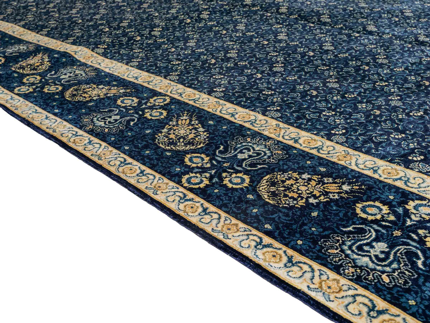 Sehr feiner, handgeknüpfter Sino Hereke Seidenteppich aus reiner Seide mit Allover-Muster von Khademi. Größe: 220 x 147 cm. Farbe: Blau. RB3-5491. Ursprung: China. Verkauf durch JUPITER Intl.