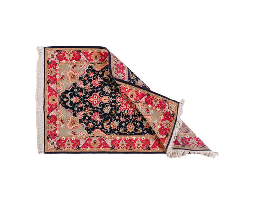 Feiner, handgeknüpfter Täbriz 50 Raj Perserteppich von Khademi aus Wolle mit Seide, navy-blau-rot. Persischer Orientteppich. Von Hand geknüpft in Iran. Größe: 122 cm x 75 cm. Teppichnummer: SB3-1102. Verkauf durch Jupiter Intl.