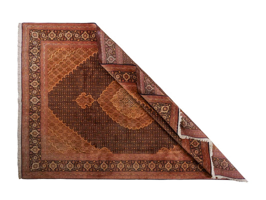 Handgeknüpfter Täbriz Mahi 50 Raj Perserteppich von Khademi aus Wolle, orange, navy. Klassisches Medaillon-Design. Traditionell von Hand geknüpft in Iran / Persien. Größe: 295 cm x 200 cm. Teppichnummer: RB3-1075. Verkauf durch Jupiter Intl.