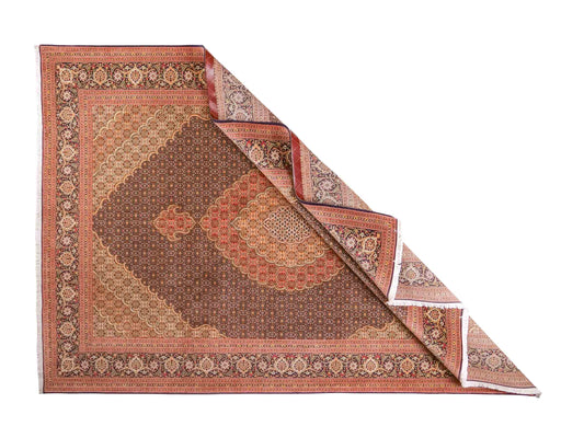 Handgeknüpfter Täbriz Mahi 40 Raj Perserteppich von Khademi aus Wolle, navy-blau-orange. Persischer Orientteppich. Von Hand geknüpft in Iran. Größe: 295 cm x 205 cm. Teppichnummer: SB3-1181. Verkauf durch Jupiter Intl.