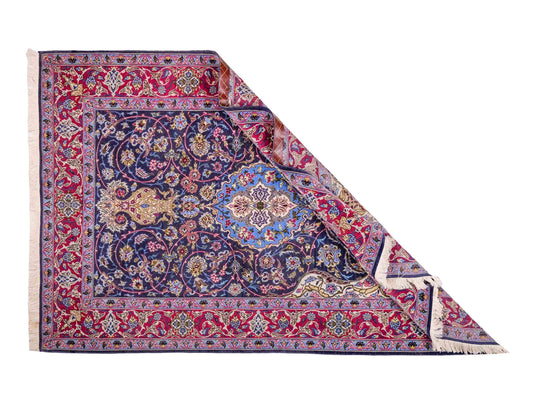 Handgeknüpfter Vintage Isfahan Perserteppich von Khademi aus Wolle mit Seide, blau-rot. Feiner, persischer Teppich mit Medaillon. Orientteppich, geknüpft in Iran. Größe: 169 x 113 cm. Teppichnummer: SB3-1066 | Jupiter Intl.