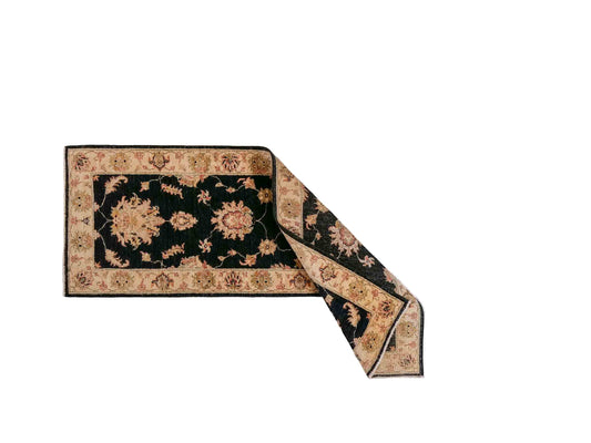 Handgeknüpfter Ziegler Farahan Läufer-Orientteppich von Khademi aus Wolle, schwarz, gold, beige. Klassisches Allover-Design. Von Hand geknüpft in Afghanistan. Größe: 181 cm x 63 cm. Teppichnummer: RB3-1042. Verkauf durch Jupiter Intl.