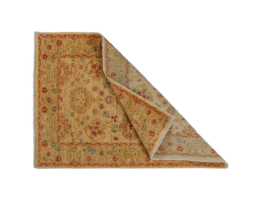 Handgeknüpfter Ziegler Farahan Orientteppich von Khademi aus Wolle, gold, beige. Klassisches Allover-Design. Traditionell von Hand geknüpft in Afghanistan. Größe: 114 cm x 79 cm. Teppichnummer: RB3-1024. Verkauf durch Jupiter Intl.