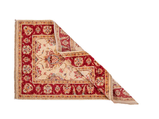 Handgeknüpfter Ziegler Farahan Orientteppich von Khademi aus Wolle, gold, beige, rot. Klassisches Allover-Design. Traditionell von Hand geknüpft in Afghanistan. Größe: 121 cm x 82 cm. Teppichnummer: SB3-1021. Verkauf durch Jupiter Intl.