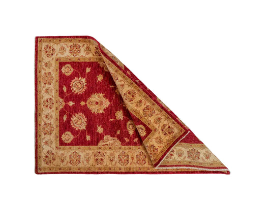 Handgeknüpfter Ziegler Farahan Orientteppich von Khademi aus Wolle, rot, gold, beige. Klassisches Allover-Design. Traditionell von Hand geknüpft in Afghanistan. Größe: 143 cm x 103 cm. Teppichnummer: RB3-1045. Verkauf durch Jupiter Intl.