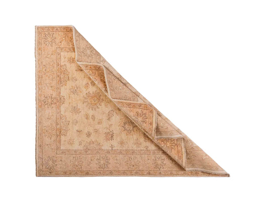 Handgeknüpfter Ziegler Farahan Orientteppich von Khademi aus Wolle, beige, gold. Klassisches Allover-Design. Traditionell von Hand geknüpft in Afghanistan. Größe: 196 cm x 159 cm. Teppichnummer: SB3-1117. Verkauf durch Jupiter Intl.