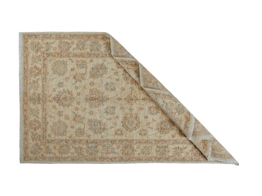Handgeknüpfter Ziegler Farahan Orientteppich von Khademi aus Wolle, beige, gold. Klassisches Allover-Design. Traditionell von Hand geknüpft in Afghanistan. Größe: 206 cm x 122 cm. Teppichnummer: RB3-1034. Verkauf durch Jupiter Intl.