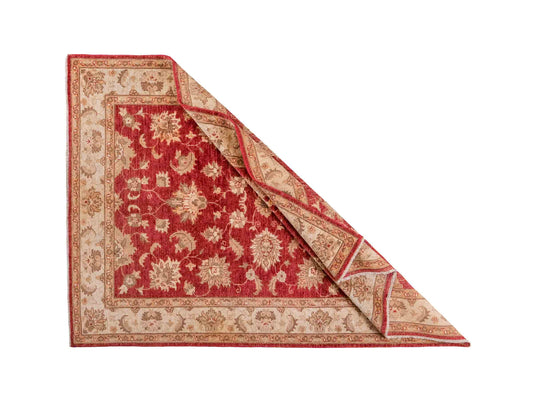 Handgeknüpfter Ziegler Farahan Orientteppich von Khademi aus Wolle, rot, gold, beige. Klassisches Allover-Design. Traditionell von Hand geknüpft in Afghanistan. Größe: 208 cm x 153 cm. Teppichnummer: SB3-1116. Verkauf durch Jupiter Intl.