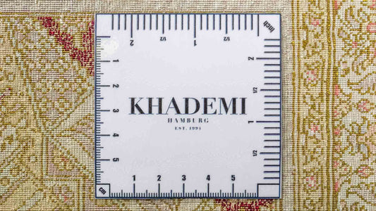 Die Rückseite eines meisterhaft-geknüpften Khademi Seidenteppichs mit Ghom Design mit fast 2.000.000 Knoten pro Quadratmeter für den Ratgeber "wie berechne ich die Knotendichte eines Teppichs?". © Daniel Khademi, Jupiter Int'l