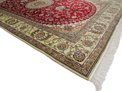 Feiner, handgeknüpfter, chinesischer Orientteppich mit Nain Design aus Kunstseide, rot, creme. 240x153 cm. Verkauf durch Jupiter Intl.