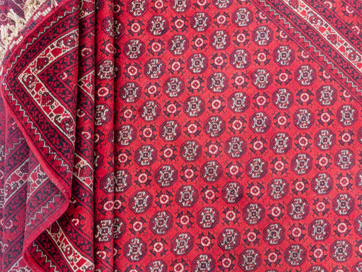Handgeknüpfter Afghan Dolatabad Orientteppich von Khademi aus Wolle, rot. Klassisches Allover-Design. Traditionell von Hand geknüpft in Afghanistan. Größe: 290 cm x 206 cm. Teppichnummer: RB3-1060. Verkauf durch Jupiter Intl.