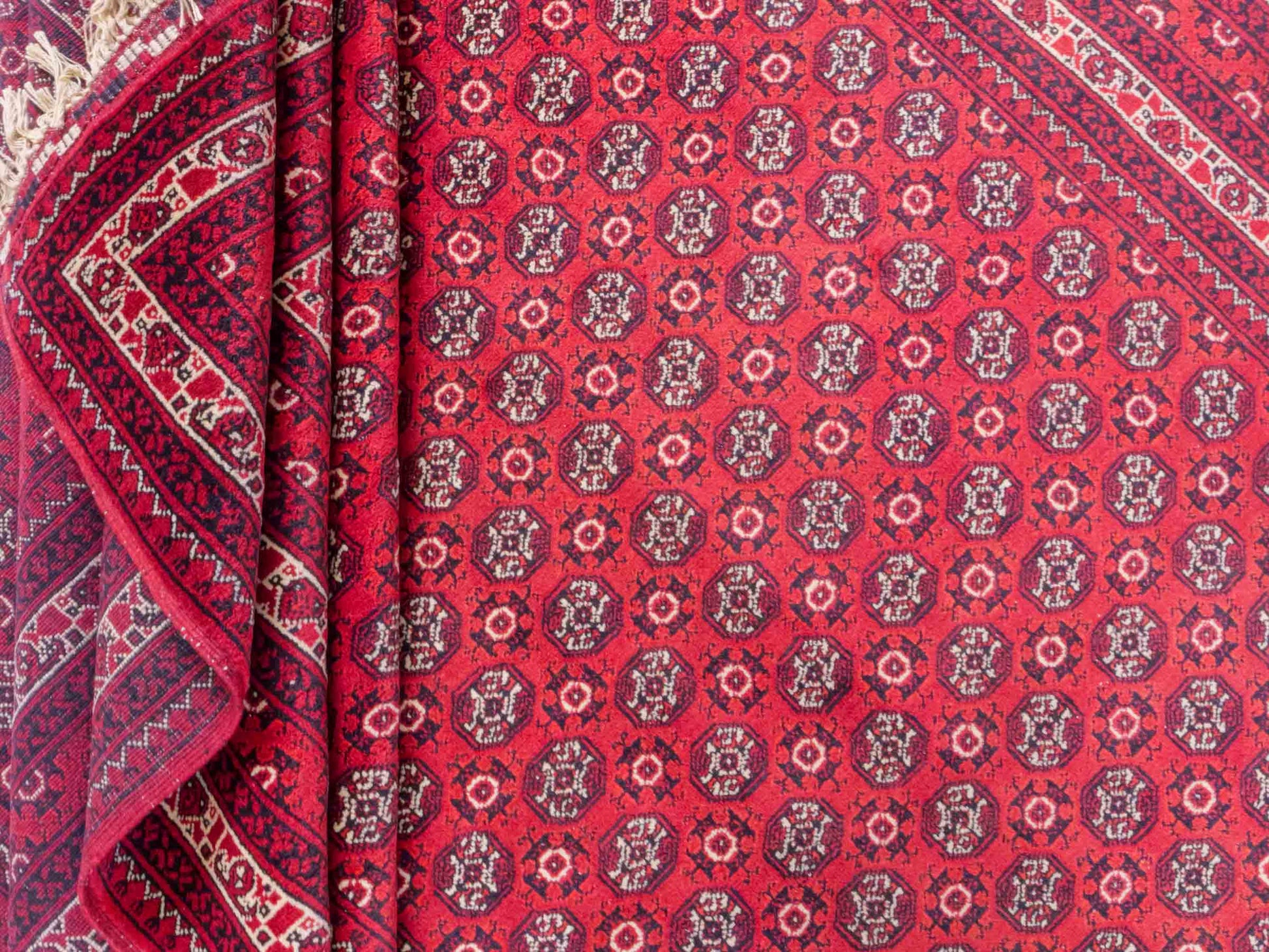 Handgeknüpfter Afghan Dolatabad Orientteppich von Khademi aus Wolle, rot. Klassisches Allover-Design. Traditionell von Hand geknüpft in Afghanistan. Größe: 290 cm x 206 cm. Teppichnummer: RB3-1060. Verkauf durch Jupiter Intl.