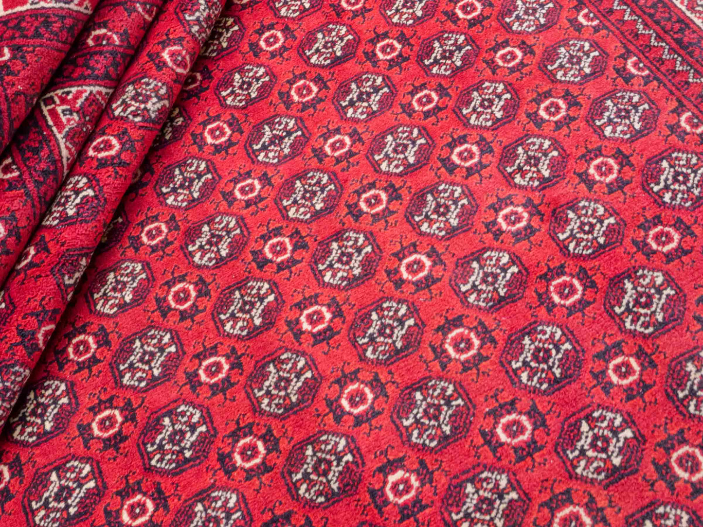 Handgeknüpfter Afghan Dolatabad Orientteppich von Khademi aus Wolle, rot. Klassisches Allover-Design. Traditionell von Hand geknüpft in Afghanistan. Größe: 290 cm x 206 cm. Teppichnummer: RB3-1060. Verkauf durch Jupiter Intl.