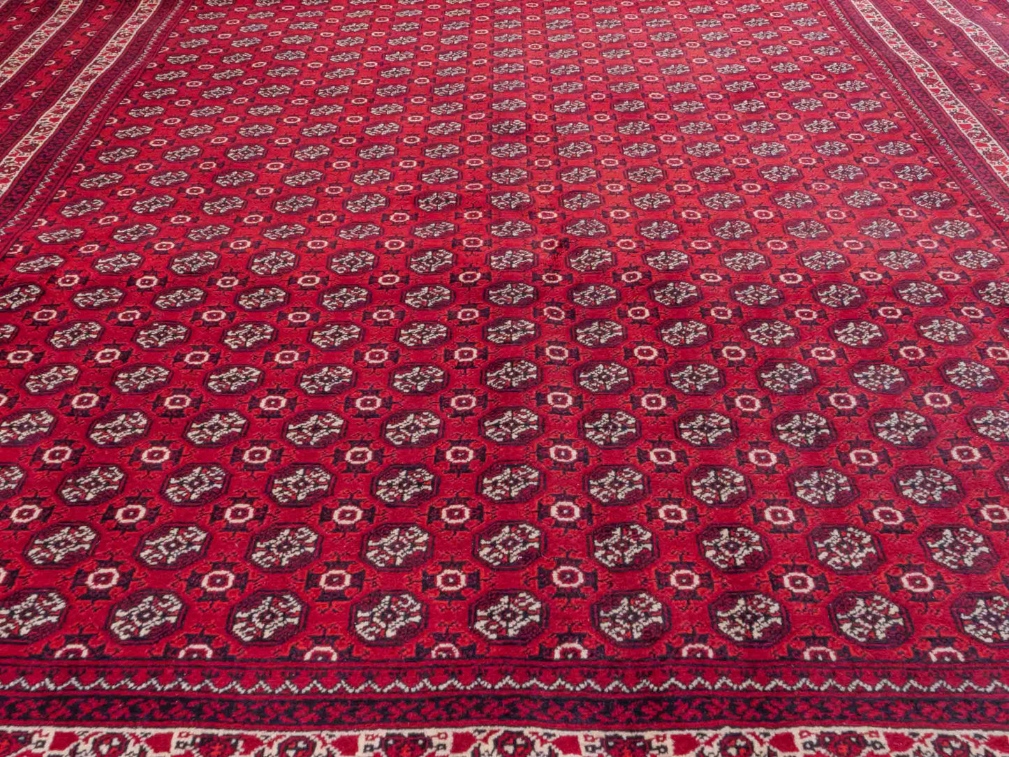 Handgeknüpfter Afghan Dolatabad Orientteppich von Khademi aus Wolle, rot. Klassisches Allover-Design. Traditionell von Hand geknüpft in Afghanistan. Größe: 290 cm x 206 cm. Teppichnummer: RB3-1060. Verkauf durch Jupiter Intl.