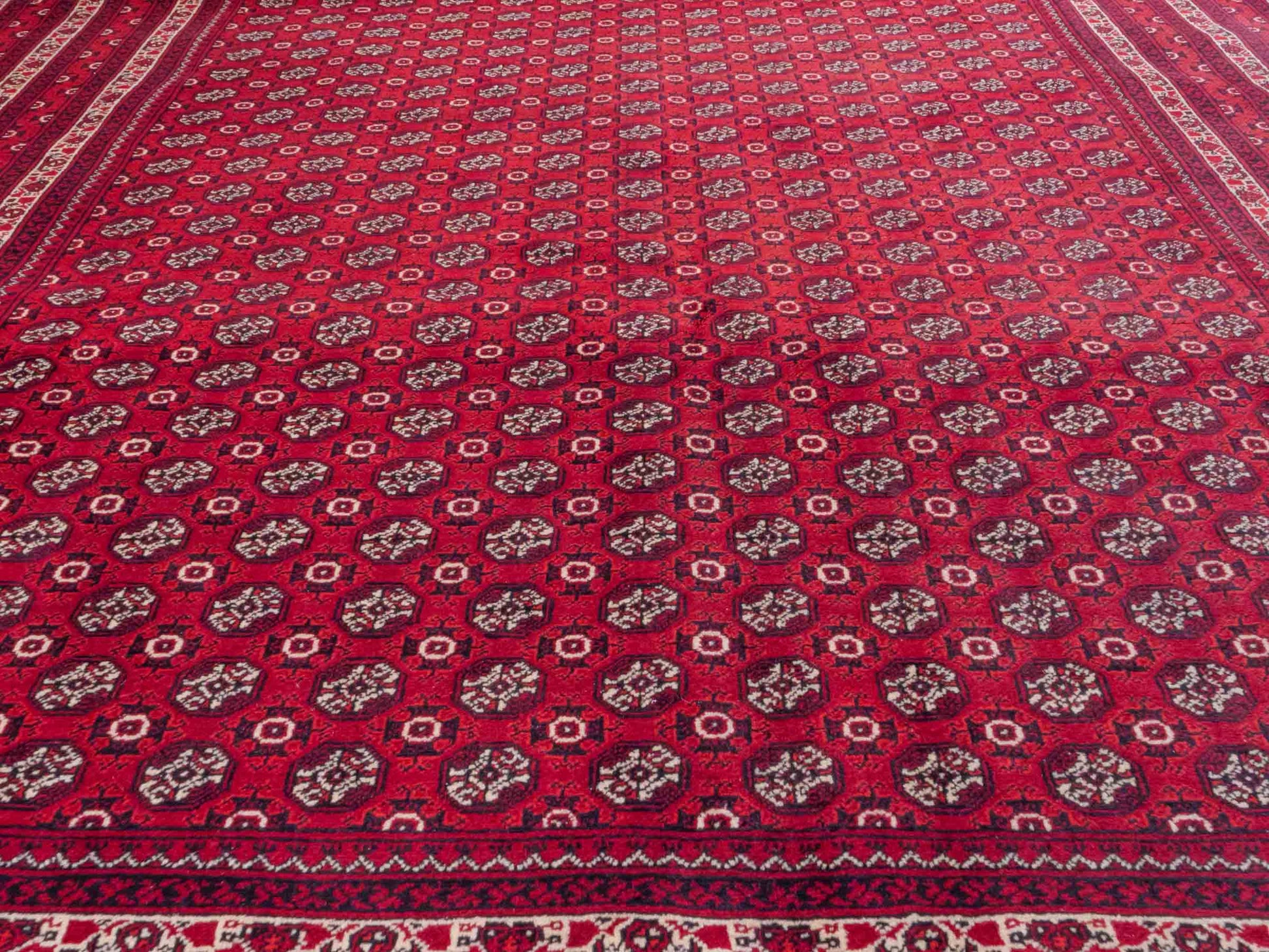Handgeknüpfter Afghan Dolatabad Orientteppich von Khademi aus Wolle, rot. Klassisches Allover-Design. Traditionell von Hand geknüpft in Afghanistan. Größe: 290 cm x 206 cm. Teppichnummer: RB3-1060. Verkauf durch Jupiter Intl.