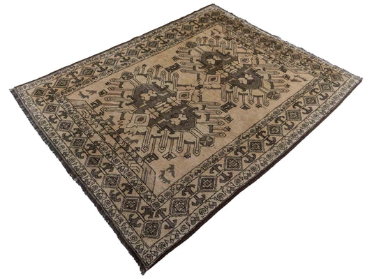 Handgeknüpfter Afghan Nomadenteppich von Khademi aus Wolle, beige. Klassisches, geometrisches Design. Traditionell von Hand geknüpft in Afghanistan. Größe: 202 cm x 159 cm. Teppichnummer: RB3-1081. Verkauf durch Jupiter Intl.