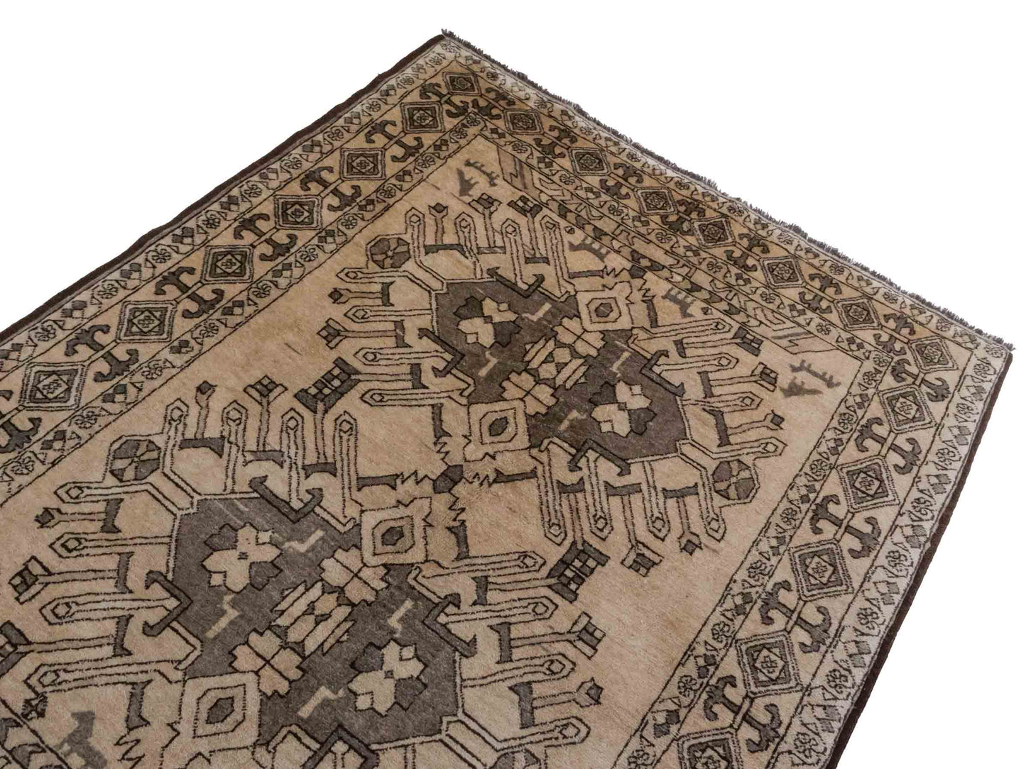 Handgeknüpfter Afghan Nomadenteppich von Khademi aus Wolle, beige. Klassisches, geometrisches Design. Traditionell von Hand geknüpft in Afghanistan. Größe: 202 cm x 159 cm. Teppichnummer: RB3-1081. Verkauf durch Jupiter Intl.