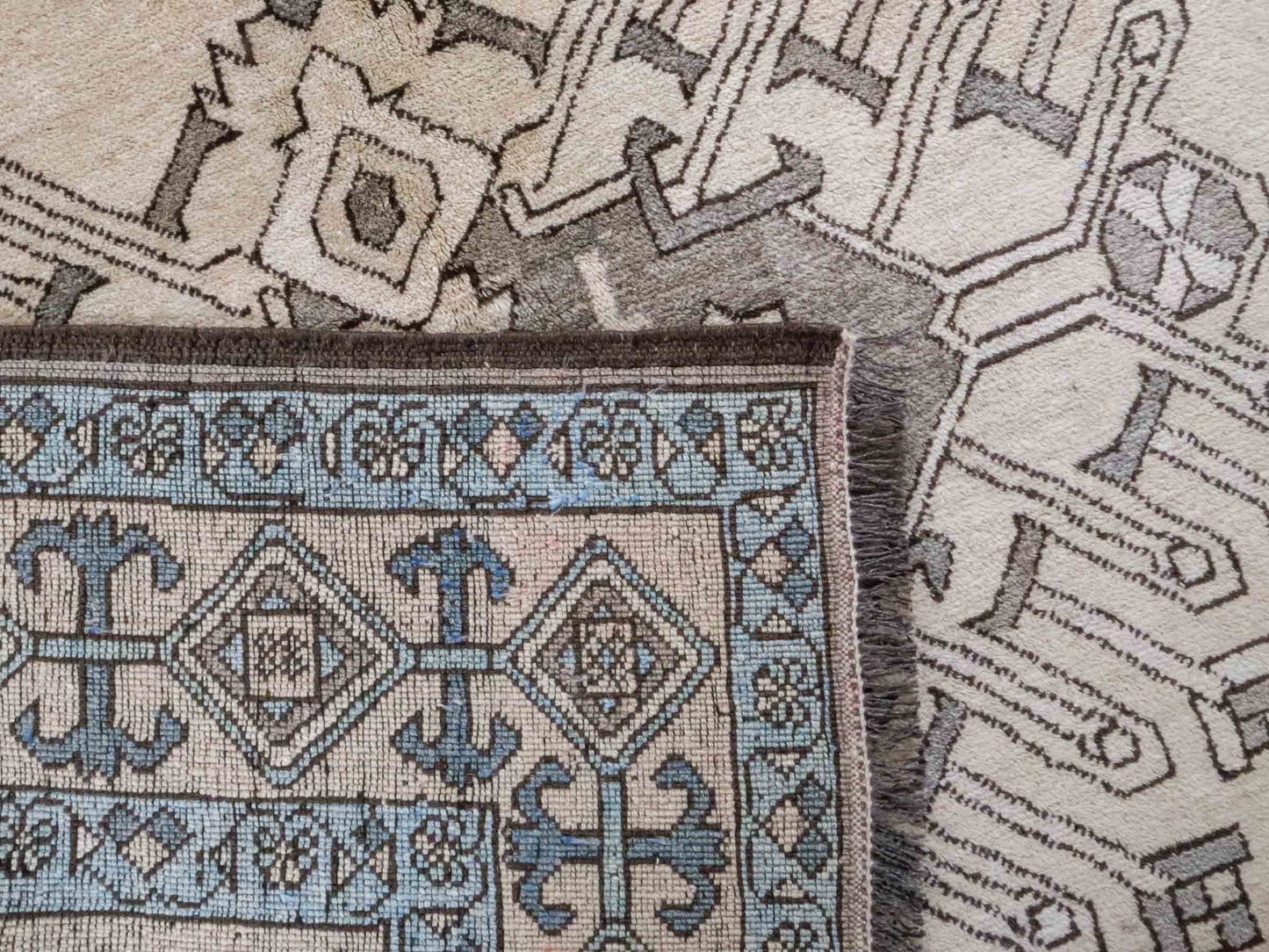 Handgeknüpfter Afghan Nomadenteppich von Khademi aus Wolle, beige. Klassisches, geometrisches Design. Traditionell von Hand geknüpft in Afghanistan. Größe: 202 cm x 159 cm. Teppichnummer: RB3-1081. Verkauf durch Jupiter Intl.