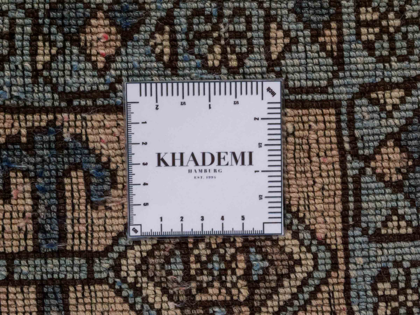 Handgeknüpfter Afghan Nomadenteppich von Khademi aus Wolle, beige. Klassisches, geometrisches Design. Traditionell von Hand geknüpft in Afghanistan. Größe: 202 cm x 159 cm. Teppichnummer: RB3-1081. Verkauf durch Jupiter Intl.