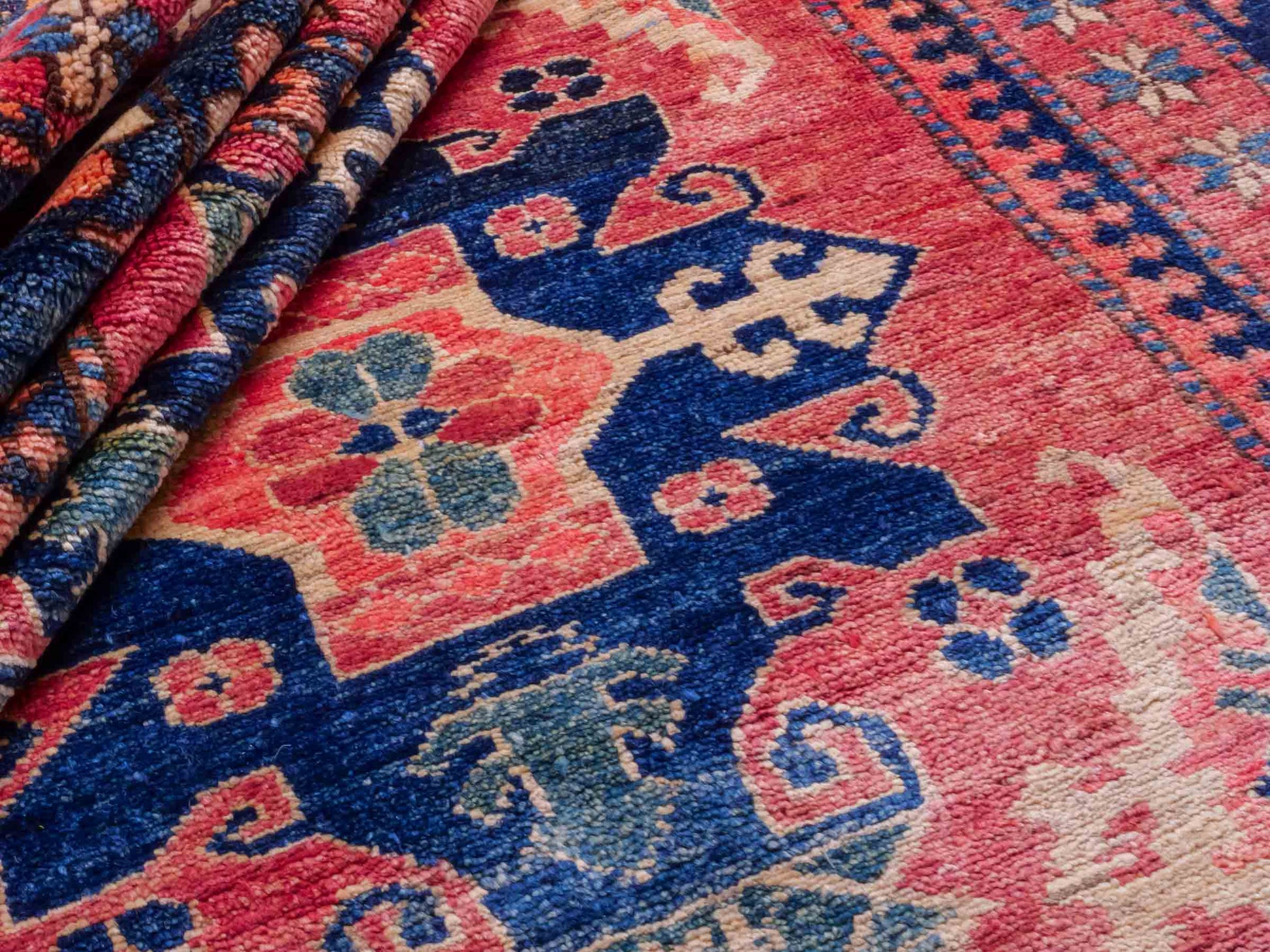 Handgeknüpfter Afghan Nomadenteppich von Khademi aus Wolle, rot. Klassisches, geometrisches Design. Traditionell von Hand geknüpft in Afghanistan. Größe: 224 cm x 190 cm. Teppichnummer: RB3-1032. Verkauf durch Jupiter Intl.
