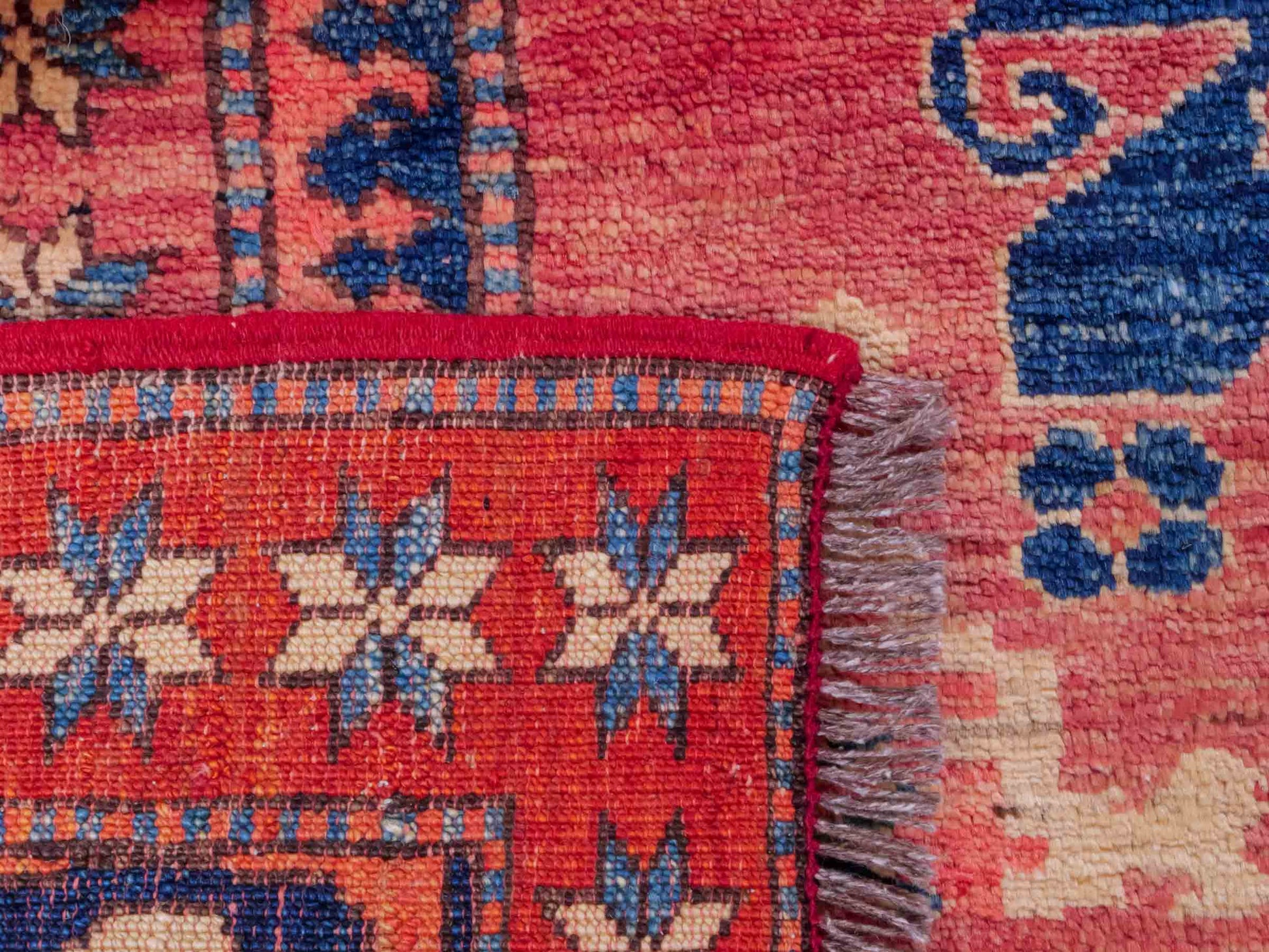 Handgeknüpfter Afghan Nomadenteppich von Khademi aus Wolle, rot. Klassisches, geometrisches Design. Traditionell von Hand geknüpft in Afghanistan. Größe: 224 cm x 190 cm. Teppichnummer: RB3-1032. Verkauf durch Jupiter Intl.