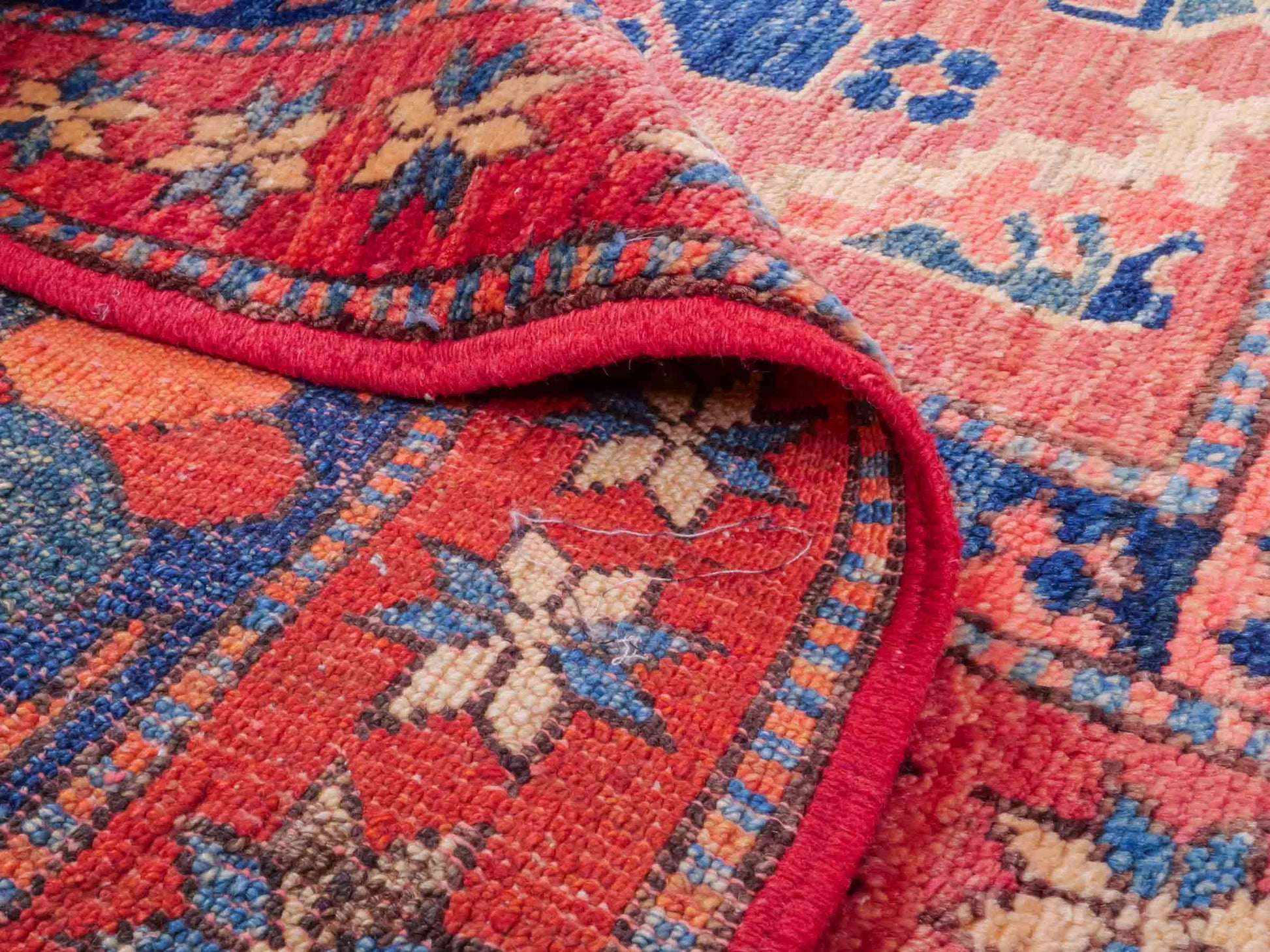 Handgeknüpfter Afghan Nomadenteppich von Khademi aus Wolle, rot. Klassisches, geometrisches Design. Traditionell von Hand geknüpft in Afghanistan. Größe: 224 cm x 190 cm. Teppichnummer: RB3-1032. Verkauf durch Jupiter Intl.